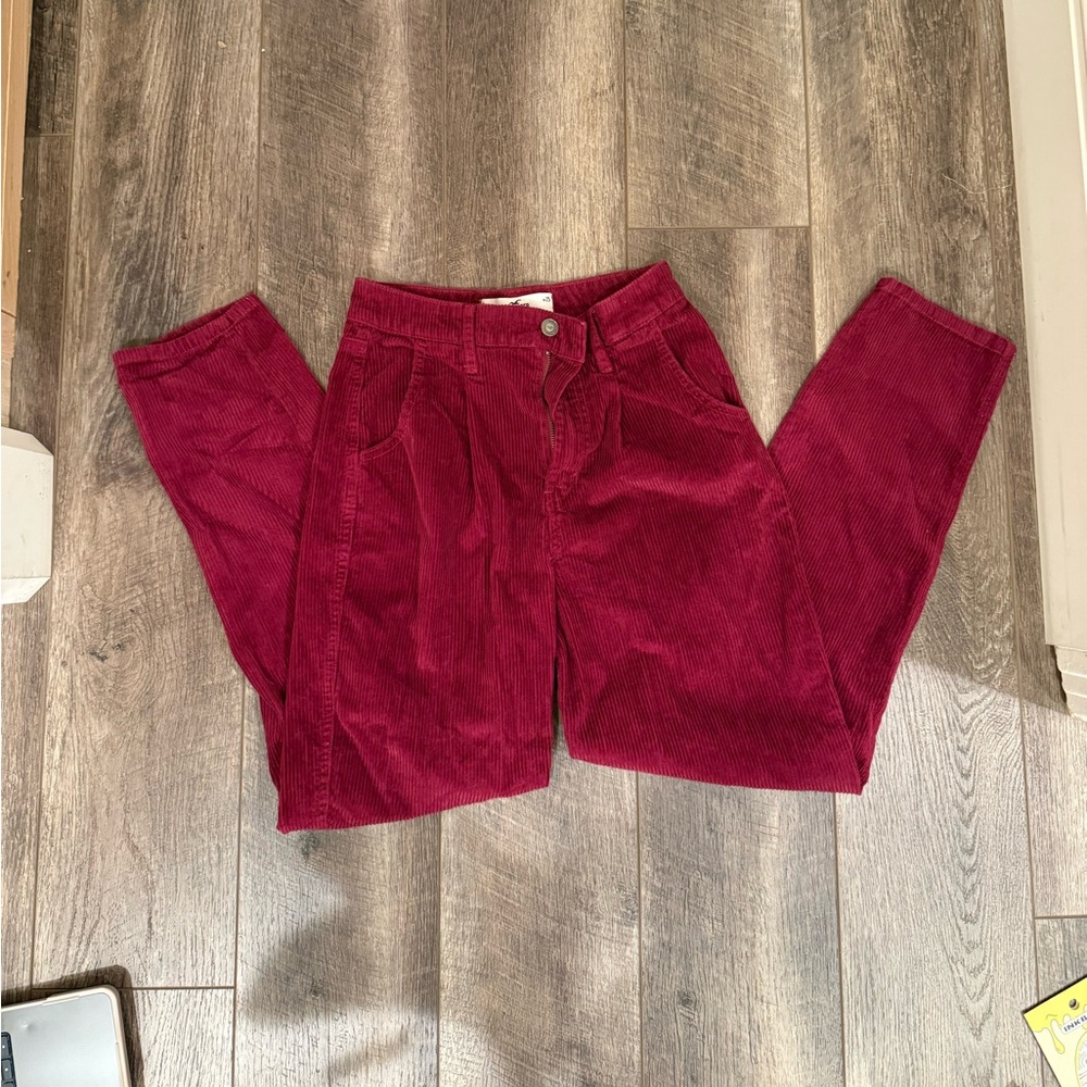 Hollister deep wine red/burgundy corduroy ultra high waist pants 

Size 1 W25